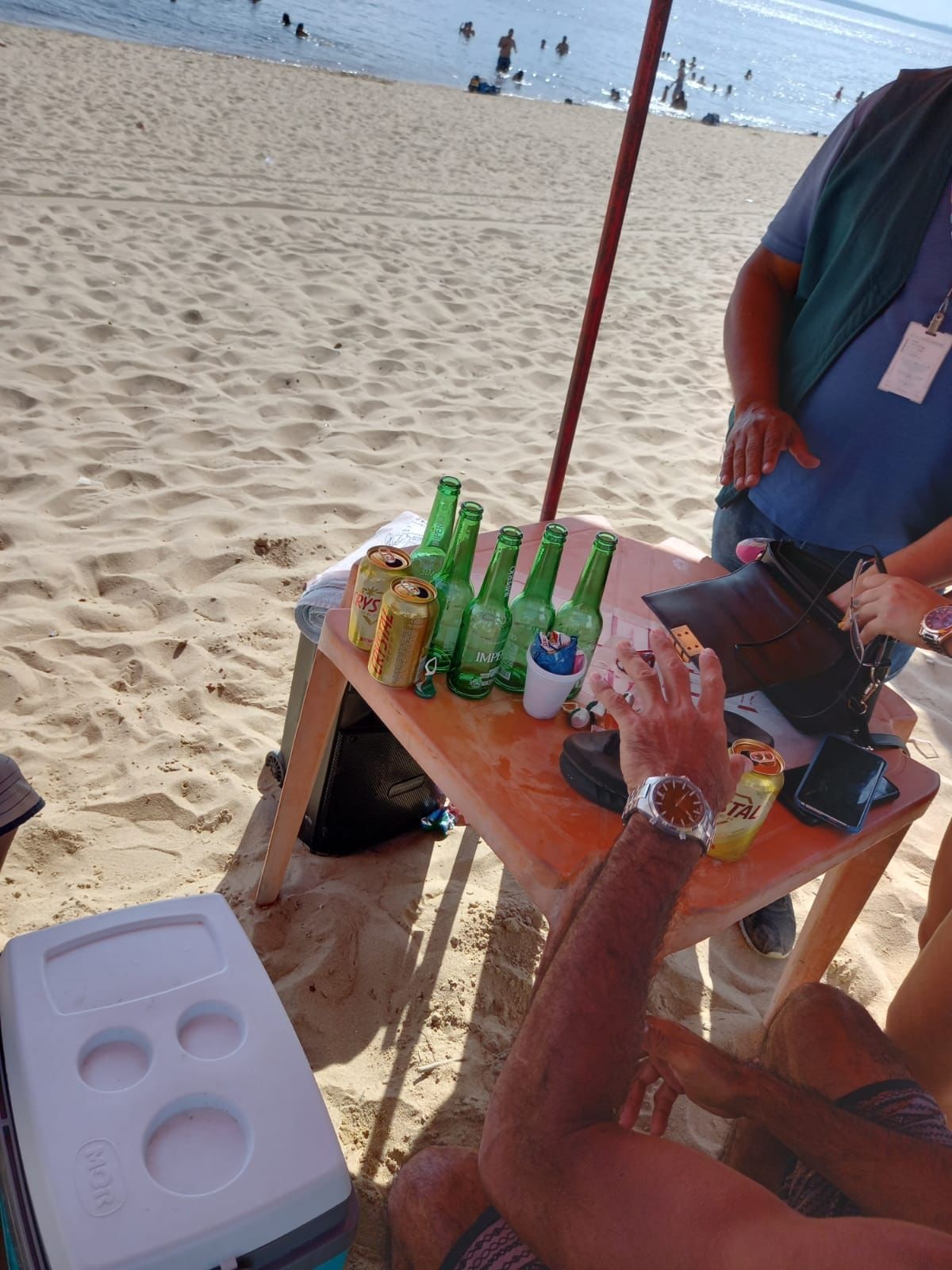 Prefeitura alerta para proibição de garrafas de vidro na Ponta Negra