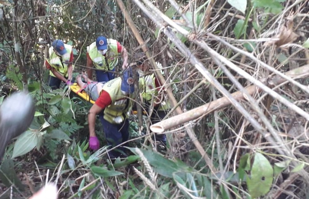 Jovem é resgatada após passar 10 dias perdida em mata fechada