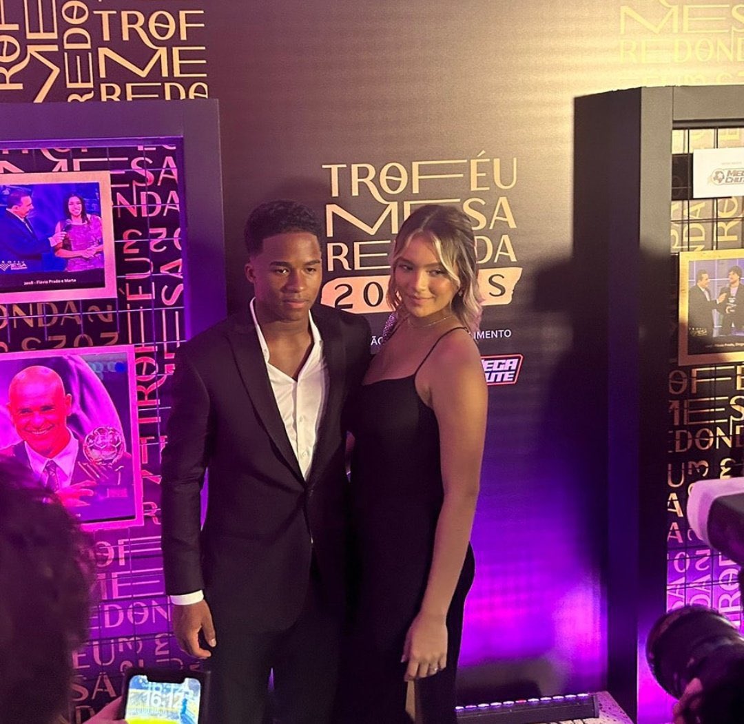 Caçula da seleção Endrick faz 1ª aparição pública com namorada 