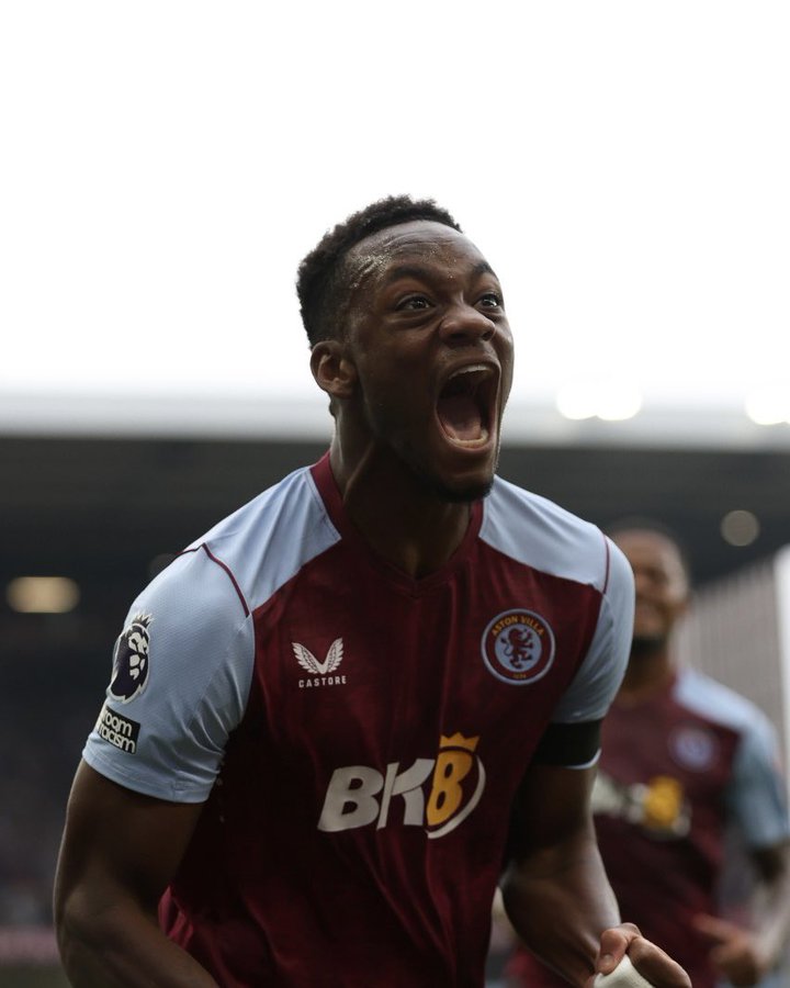 Atacante do Aston Villa é expulso após pisar nas costas de zagueiro