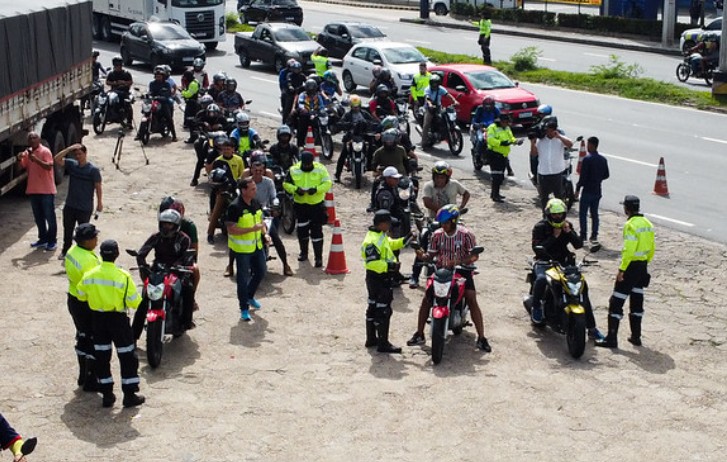 Operação “Cavalo de Aço” fiscaliza motocicletas irregulares em Manaus