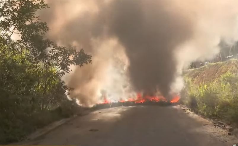 Ramal do Brasileirinho é bloqueado durante protesto de moradores em Manaus