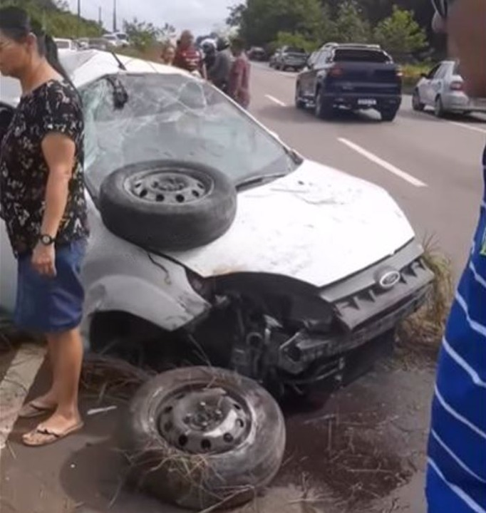 Rodas de carro 'voam' durante acidente com ferido na AM-070