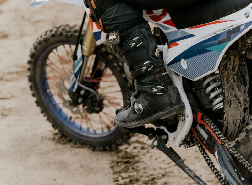 Sem capacete, homem bate cabeça e morre em acidente de moto no Amazonas