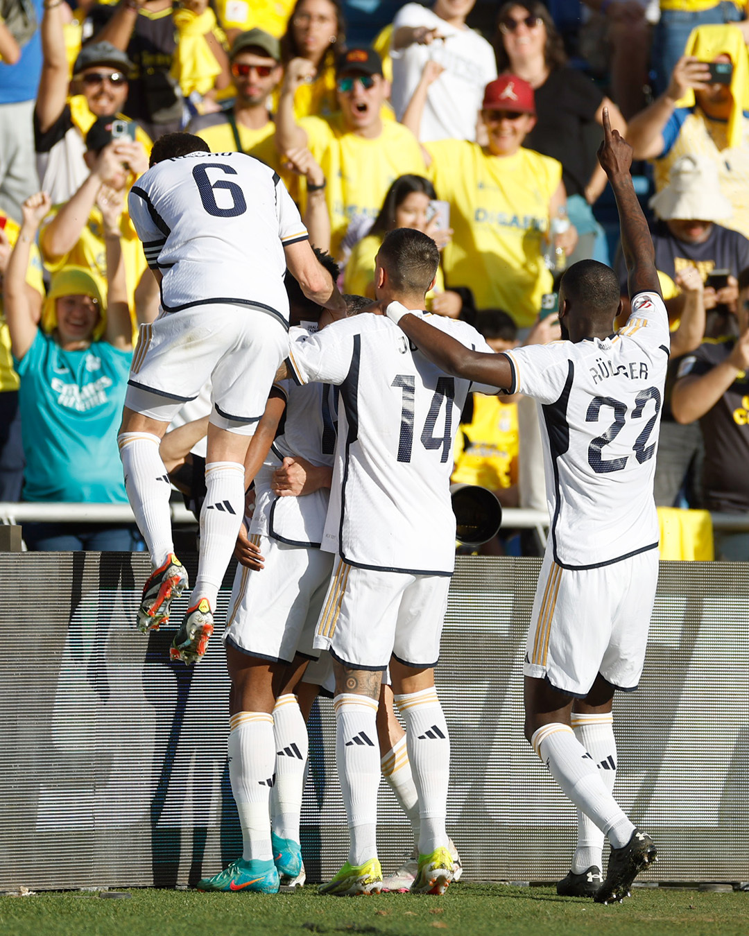 Real Madrid vence e ultrapassa Girona na ponta do Espanhol