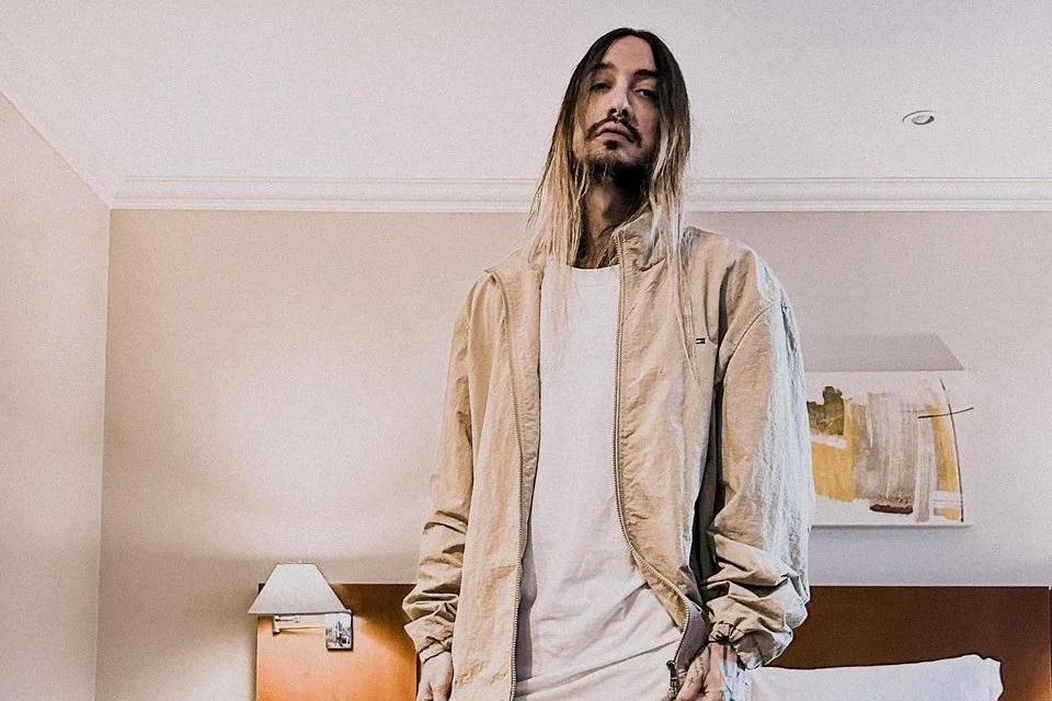 Guitarrista do NX Zero sofre acidente de moto e passará por cirurgia