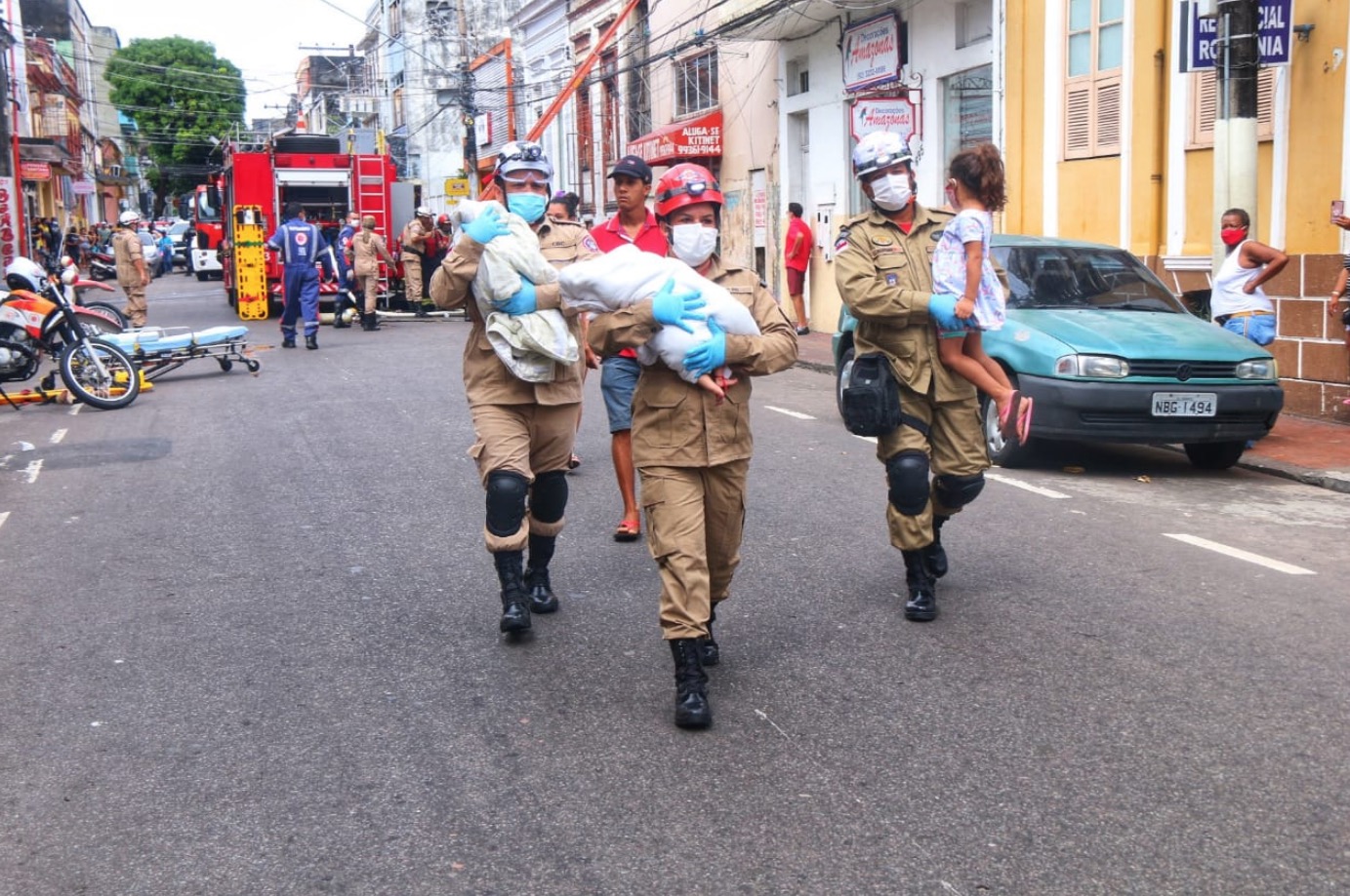 Gêmeos recém-nascidos são resgatados de incêndio no Centro de Manaus 