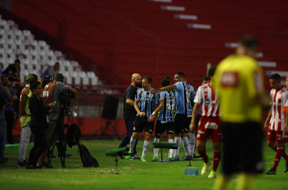 Grêmio vence e garante retorno à Série A 