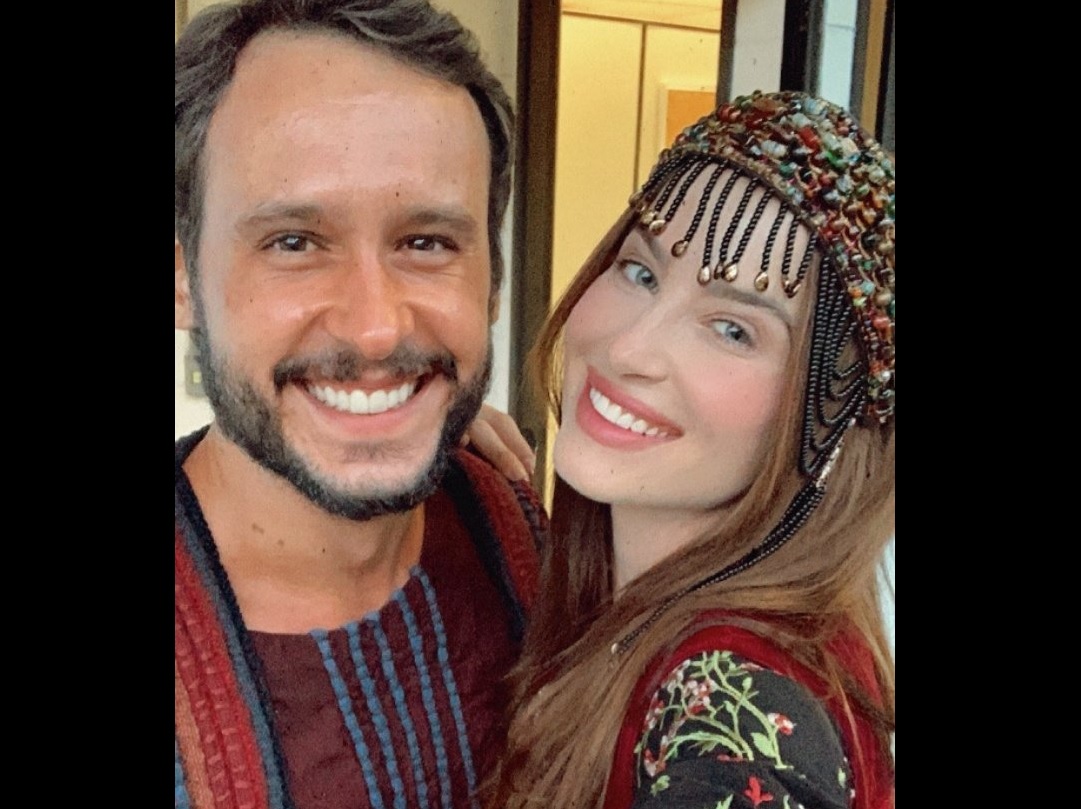 Atores que interpretam Rebeca e Isaque de Gênesis emendam 2º par romântico