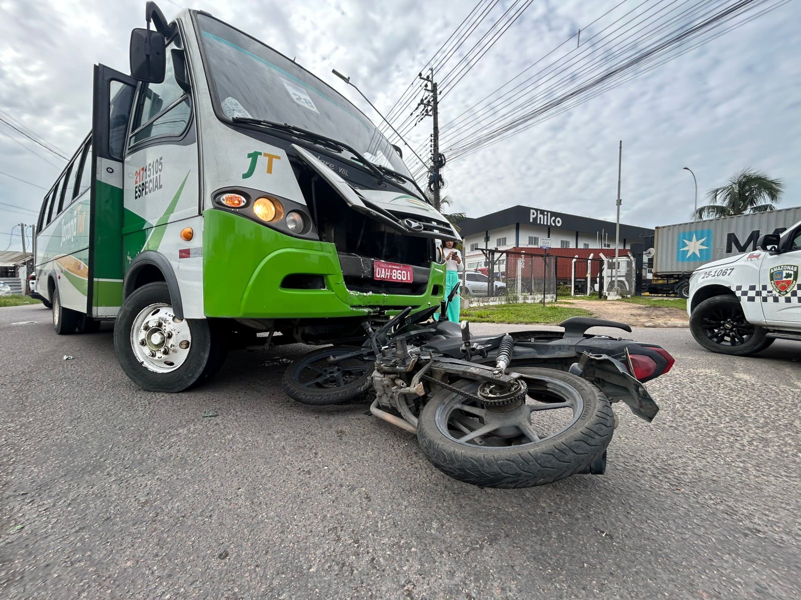 Motociclista fica gravemente ferido após colisão com micro-ônibus em Manaus
