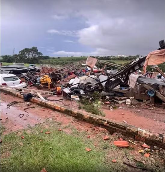 Ventania causa desabamento de galpão e mata homem no interior de SP