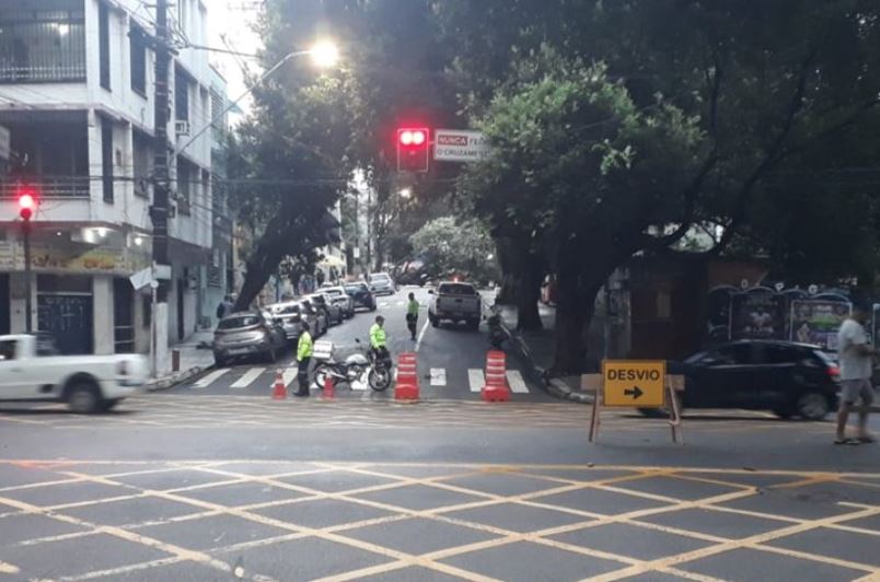Árvore tomba na frente de escola e interdita rua no Centro de Manaus