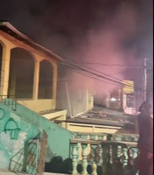 Incêndio destrói três casas e desespera moradores em Manaus