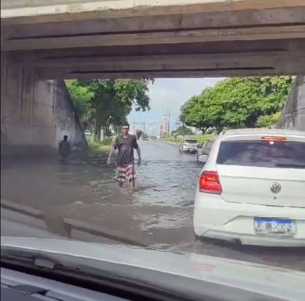 Avenida Lourenço Braga é inundada após esgoto entupir em Manaus