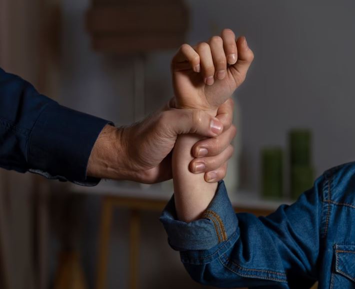 Homem é preso por estuprar ex-enteadas gêmeas em Manaus