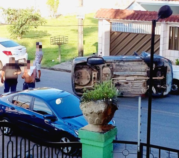 Carro capota na frente de condomínio em Manaus
