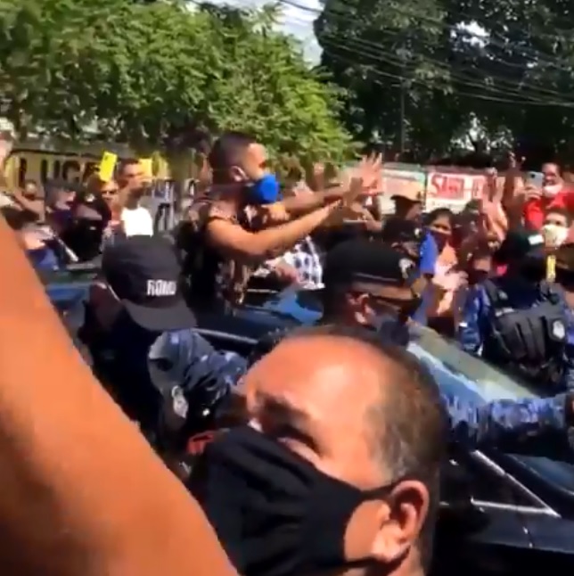 Escoltado, Gil do BBB 21 é ovacionado por multidão no Pernambuco