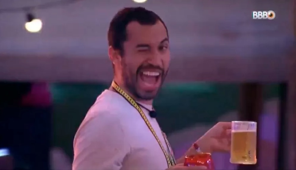 BBB21: Gil deixa festa e vai se masturbar: ‘Nem lembro que tem câmera’