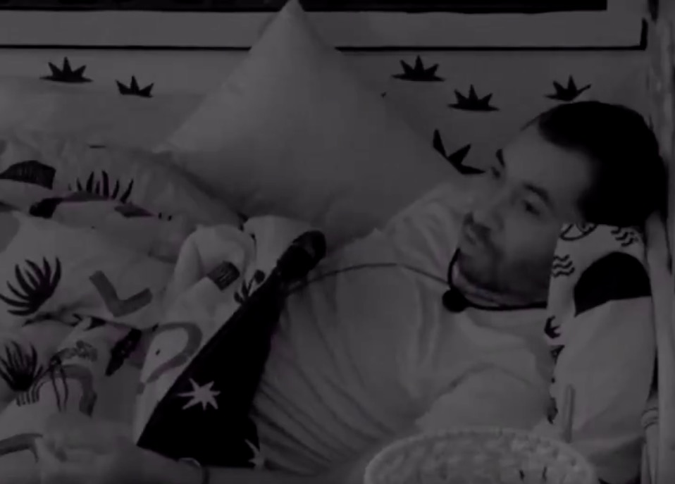 BBB21: Gil se masturba após festa e internautas disparam: ‘na cama’ 