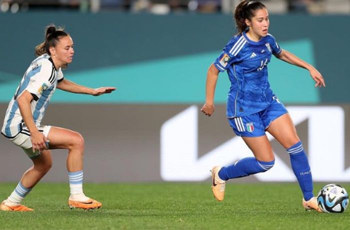 Quem é a 'Pequena Messi' que joga no Barcelona e tem só 16 anos