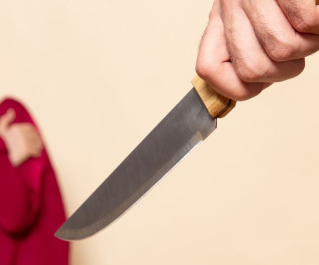 Vizinho invade casa e esfaqueia mulher e pai no Santa Etelvina