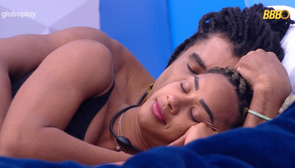 Aline levanta de cama e vai deitar de conchinha com Diogo