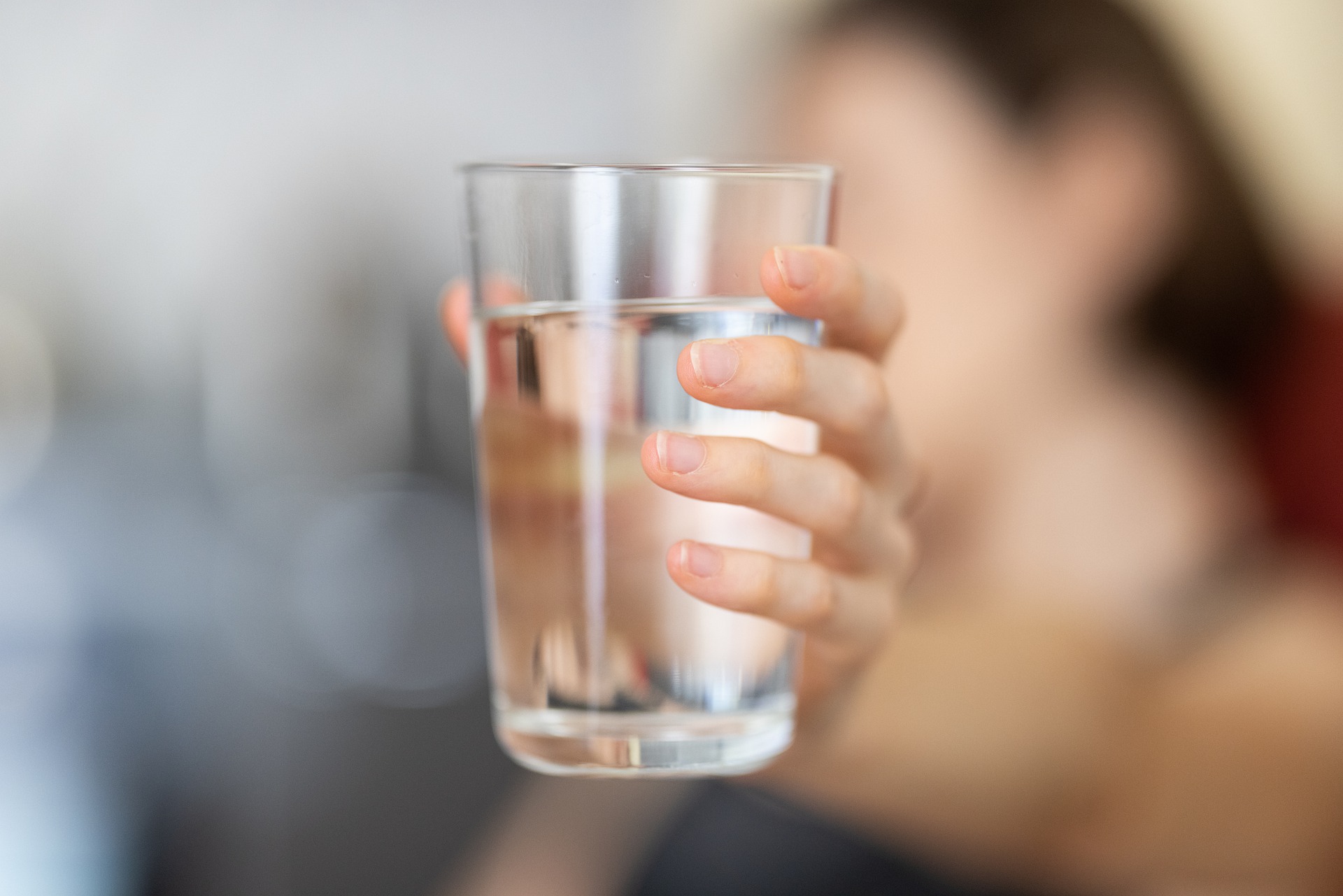 5 sinais de que você precisa de beber mais água 