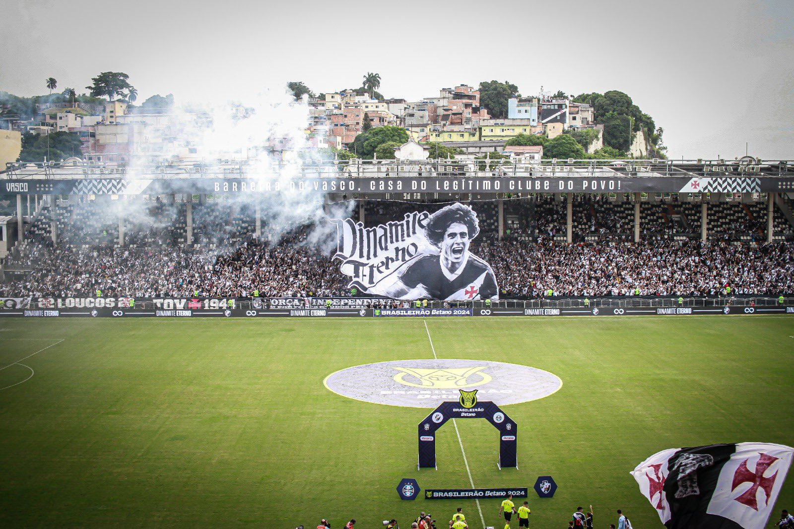Vasco vence Grêmio em jogo com homenagem a Dinamite