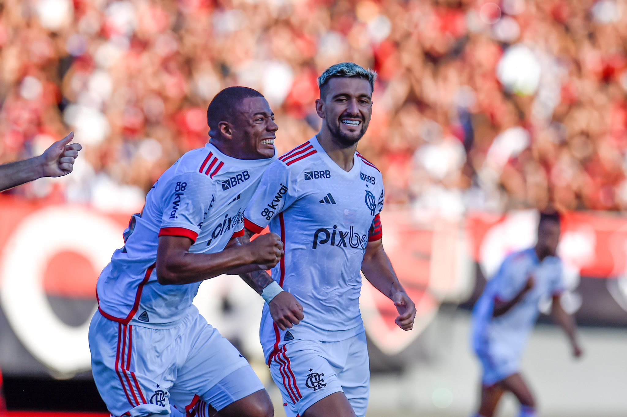 Flamengo vence Atlético-GO com gol de pênalti no fim