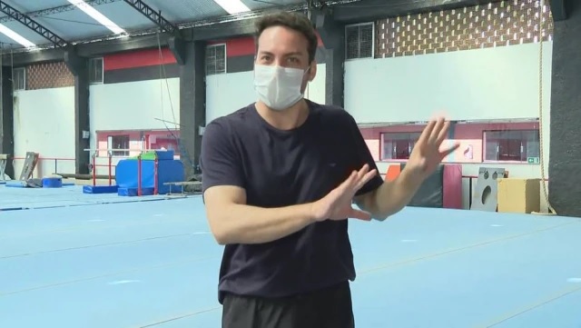 Repórter dá salto mortal ao vivo, impressiona colegas e viraliza; assista