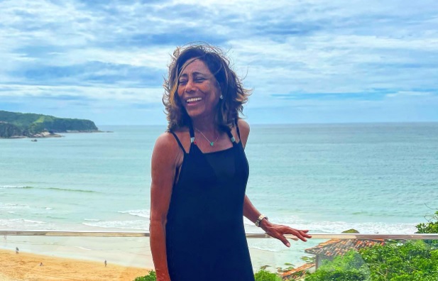 Glória Maria deixa hospital após 3 dias internada por sequela da Covid-19