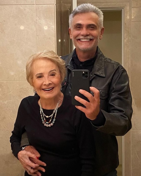 Em foto rara, Glória Menezes aparece sorridente ao lado de Tarcísio Filho