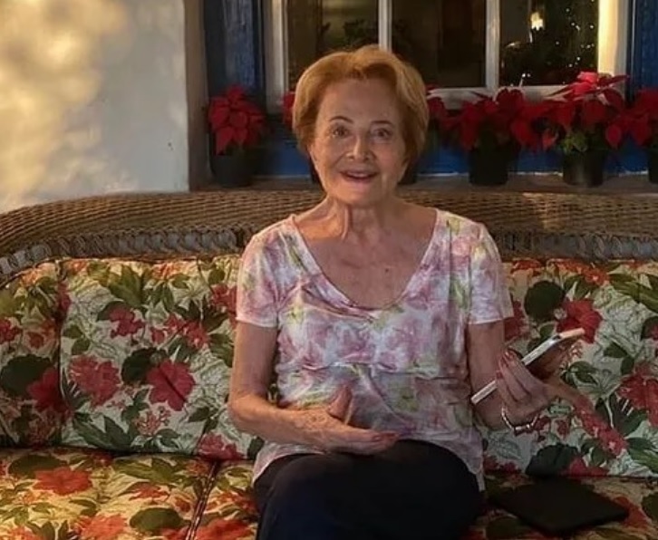 Com covid-19, Glória Menezes tem oxigênio nasal retirado e segue internada