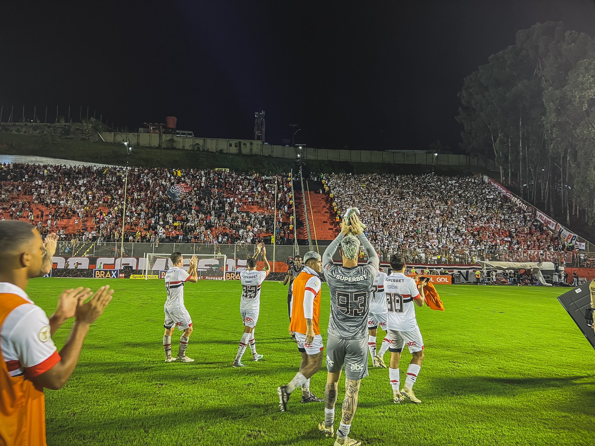 São Paulo bate Vitória com dois de Luciano pelo Brasileiro 