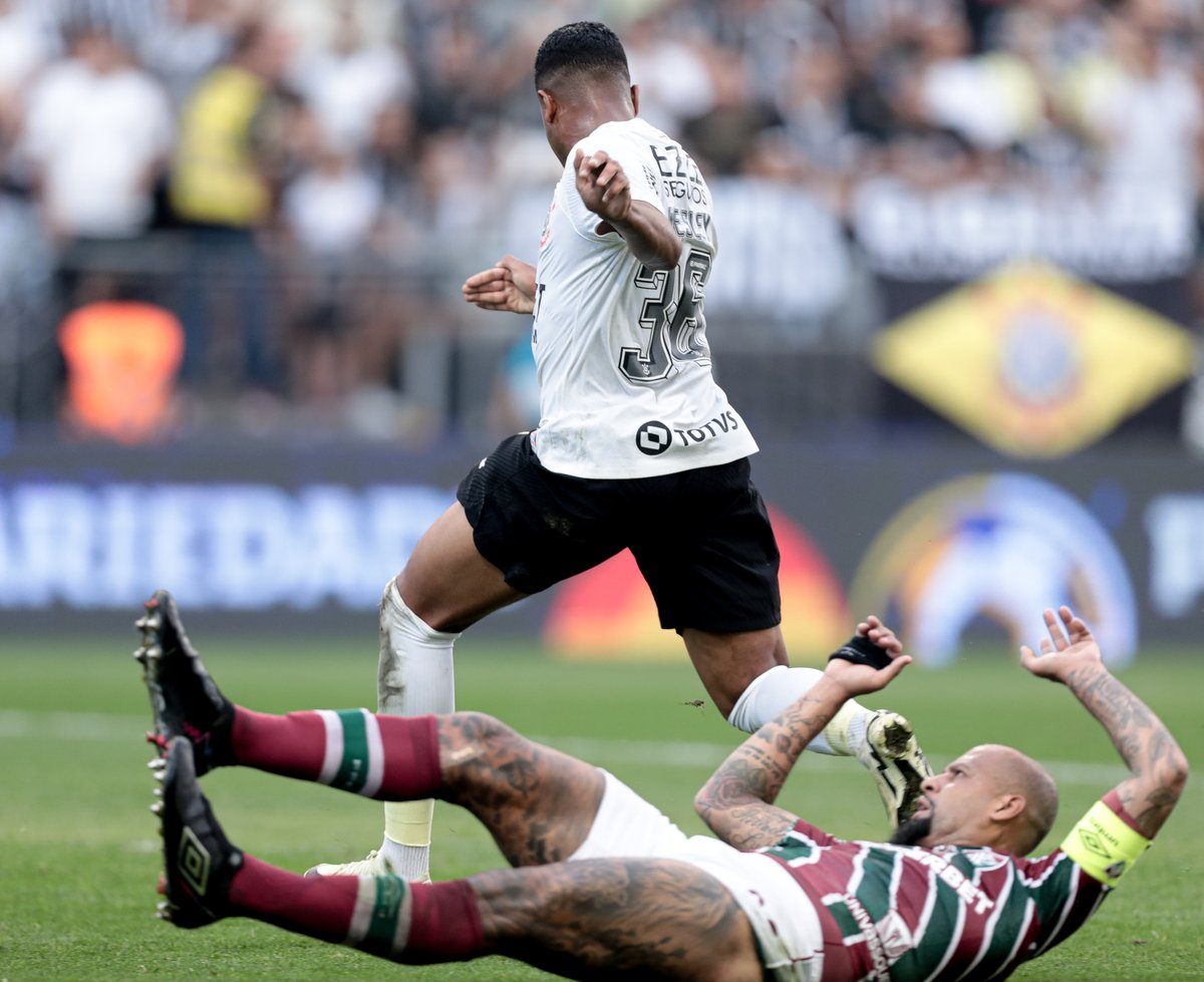 Corinthians bate Fluminense e vence a primeira no Brasileirão