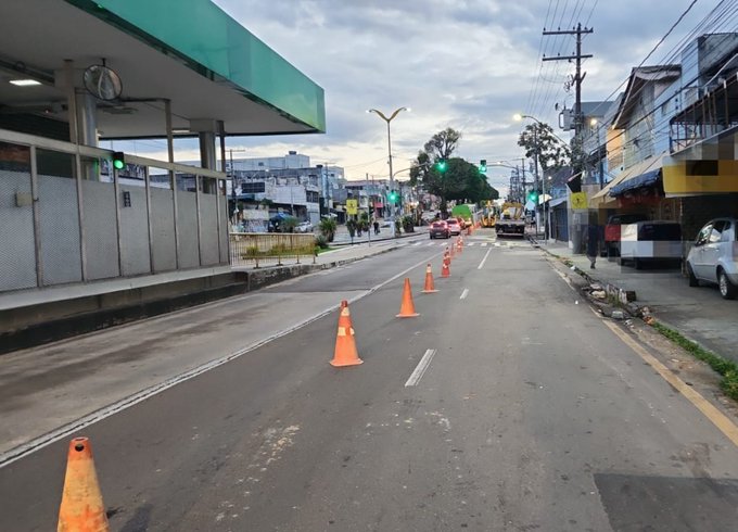 Obra em rede de esgoto interdita trecho da Av. Constantino Nery no Centro