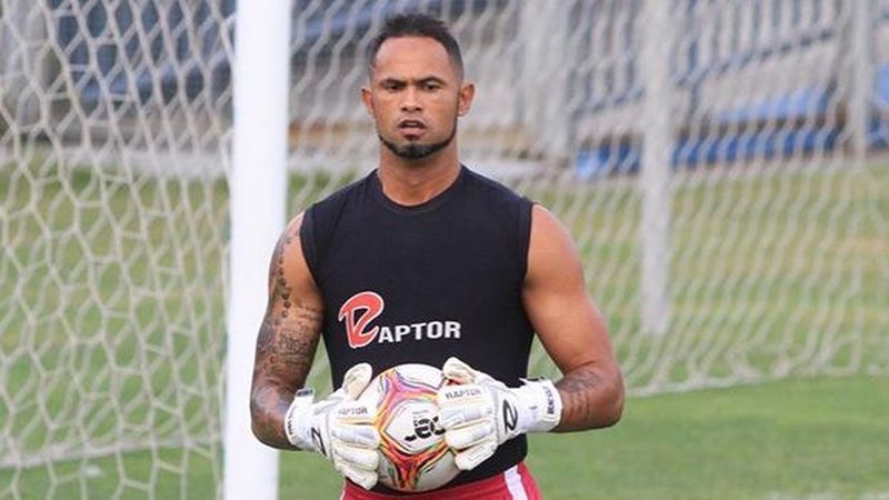 Goleiro Bruno anuncia aposentadoria no futebol: 'aposentei as luvas'