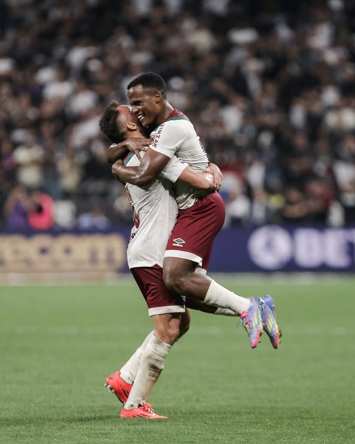 Fluminense derrota o Corinthians e encosta nos líderes do Brasileirão