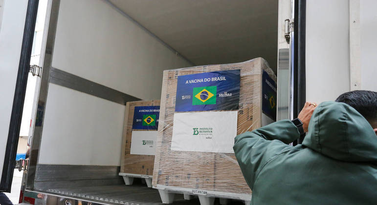 Insumos para produzir 18 milhões de doses de vacina estão retidos na China