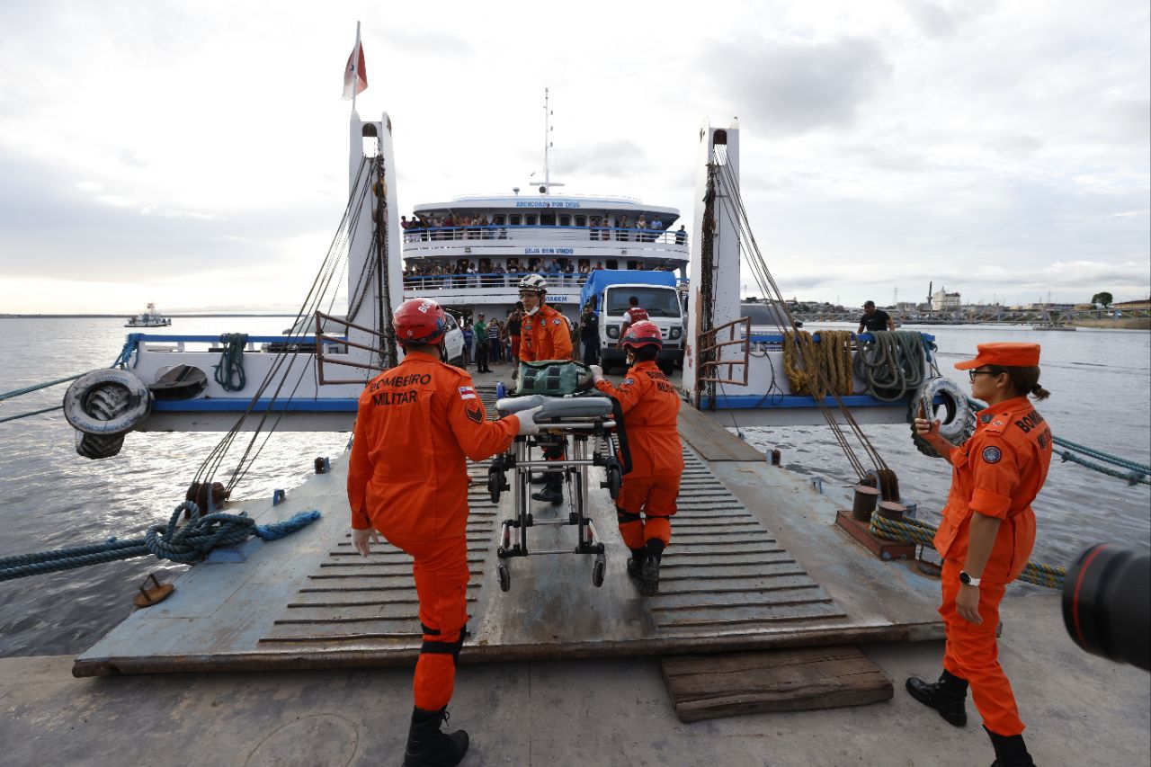 Buscas por desaparecidos em naufrágio são retomadas neste sábado