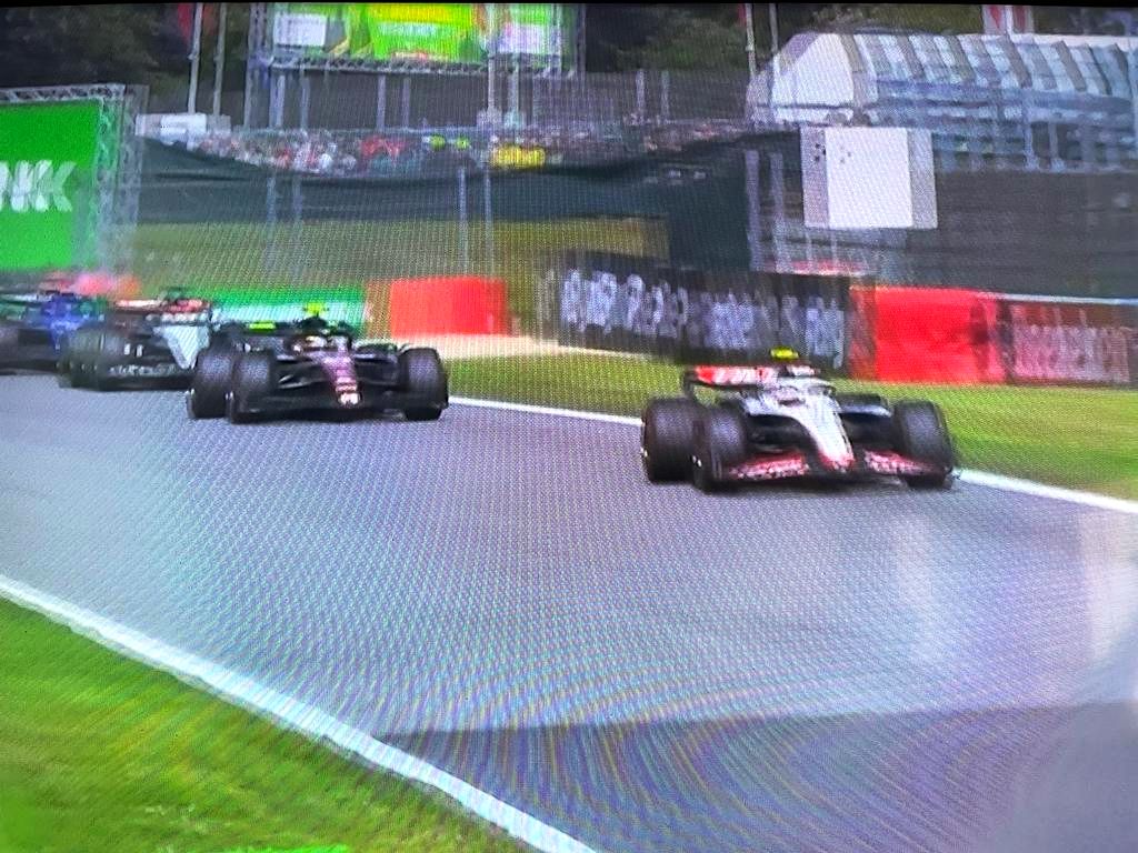 Verstappen passeia sobre Pérez e vence GP da Bélgica sem resistência