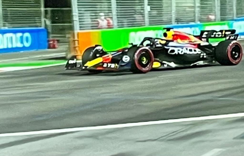 Sainz larga na pole do GP de Singapura e Verstappen fica fora do top 10