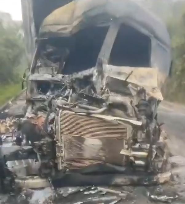 Acidente entre carretas na BR-174 deixa três feridos