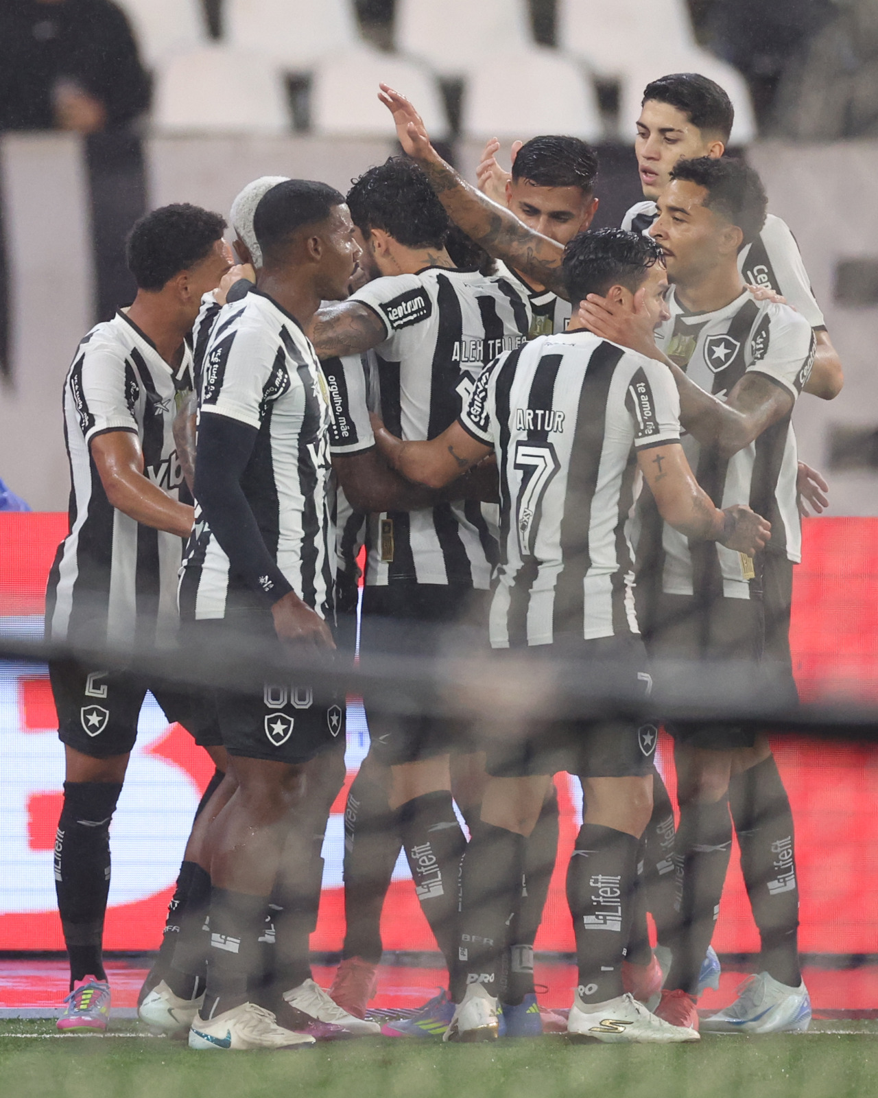 Botafogo goleia em casa e 'empurra' pressão para o Internacional