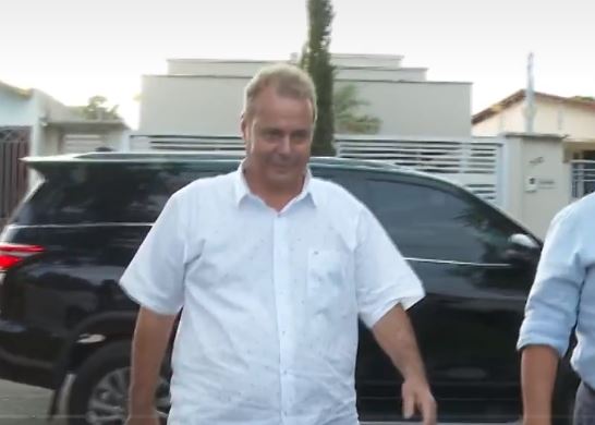 Prefeito que tentou matar ex e namorado com 15 tiros é preso 