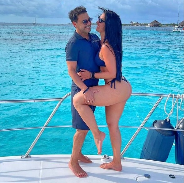Em Cancún, Graciele Lacerda empina bumbum em foto com Zezé Di Camargo