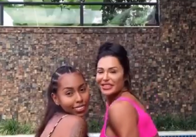 Em vídeo, Gracyanne Barbosa rebola de biquíni ao lado da irmã 