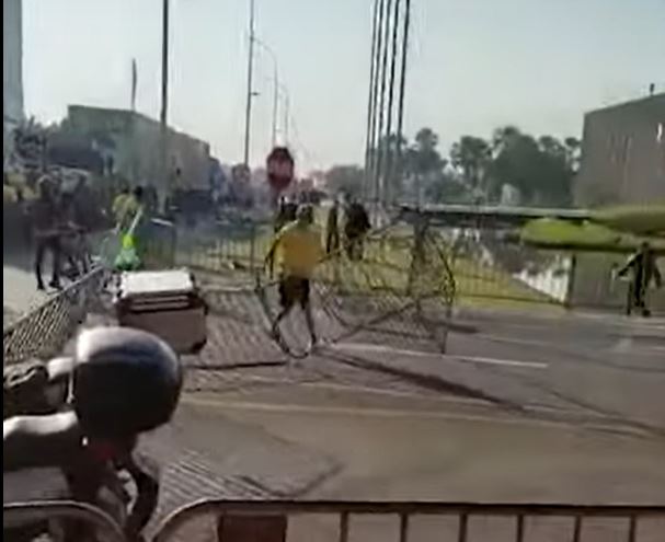 Bolsonaristas arrancam grades e atiram garrafas em prédio do Itamaraty