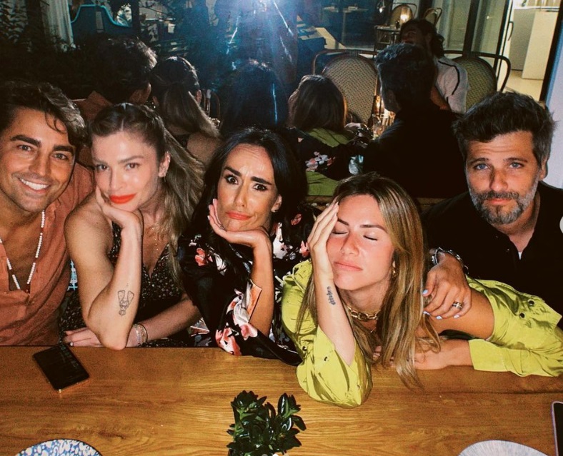 Solteira, Grazi Massafera curte noite em Paris com Bruno Gagliasso e mais