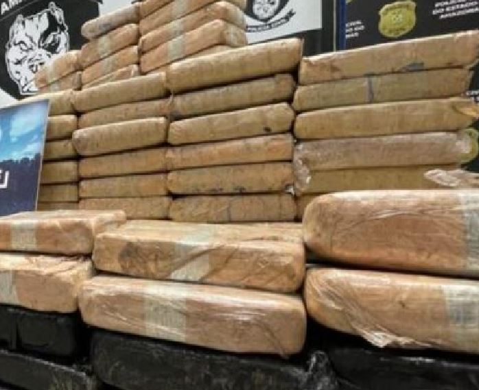 Duas toneladas de drogas e sete fuzis são apreendidos no Rio Solimões